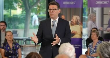 Átfogó reformot jelentett be Andy Burnham: összeomolhat az NHS, ha nem változik a szociális ellátás Angliában