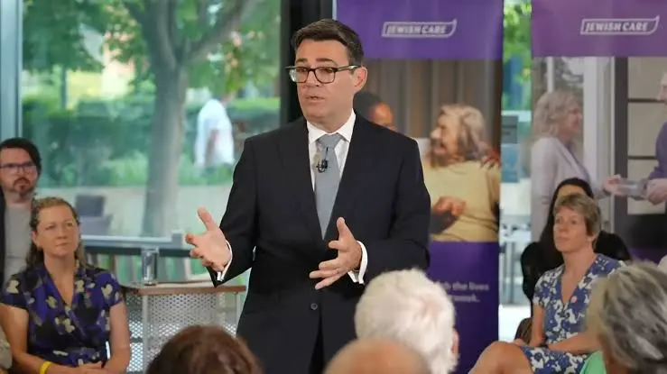 Átfogó reformot jelentett be Andy Burnham: összeomolhat az NHS, ha nem változik a szociális ellátás Angliában Átfogó reformot jelentett be Andy Burnham: összeomolhat az NHS, ha nem változik a szociális ellátás Angliában