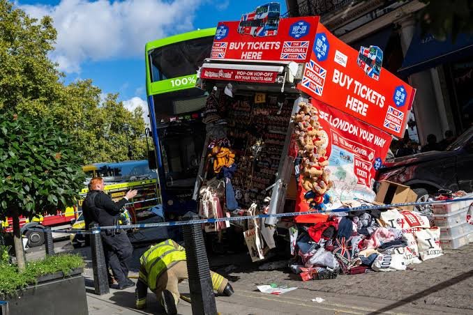 Buszbaleset London szívében: Turistabusz csapódott egy szuvenírárus bódéjába a Trafalgar téren Buszbaleset London szívében: Turistabusz csapódott egy szuvenírárus bódéjába a Trafalgar téren