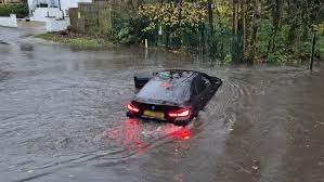 Vészhelyzet Dél-Walesben, életveszélyes áradások és tomboló szélviharok Angliában a Claudia vihar közepette