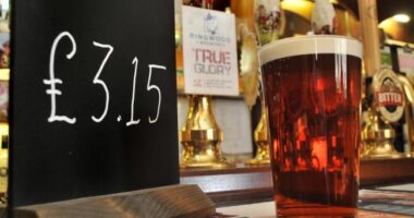 Elég jelentősen emelkedni fog egy korsó sör ára Nagy-Britanniában
