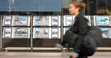 2009 óta nem estek ekkorát a házárak Nagy-Britanniában, és még ennél is tovább fognak zuhanni