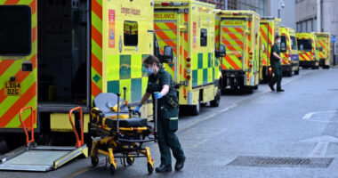 Kritikus a helyzet a mentőszolgálatoknál egész Nagy-Britanniában - egyre több kórház már a súlyos betegek ellátását sem tudja garantálni