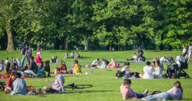 Érkezik a tavaszi napsütés jó idő Nagy-Britanniába, akár 23°C is lehet: itt van mikor és hol 28