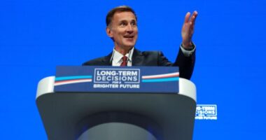 Új magasságokba emelkedik a minimálbér, és bekeményítenek a támogatásokból élő nem dolgozókkal szemben Nagy-Britanniában – a mai nagy bejelentés