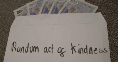 Valaki elkezdett névtelenül pénzt osztogatni a lakosoknak borítékokba rejtve karácsony alkalmából Angliában
