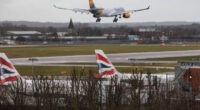 Egy férfi holttestét találták meg egy angliai repülőjáraton a futómű mellé elrejtve 2