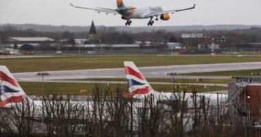 Egy férfi holttestét találták meg egy angliai repülőjáraton a futómű mellé elrejtve