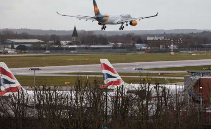 Egy férfi holttestét találták meg egy angliai repülőjáraton a futómű mellé elrejtve 1