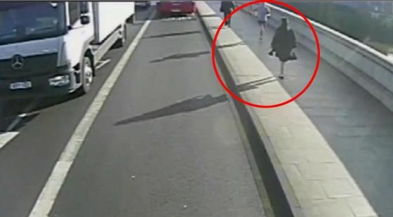Centiken múlt az élete a nőnek, akit busz elé löktek az egyik londoni hídon 2