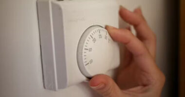 A brit kormány „teljesen elvesztette a fonalat”: már olyan tervek vannak, hogy a háziorvosok döntenének és írnának fel „receptre” kiváltható támogatásokat a számlákra