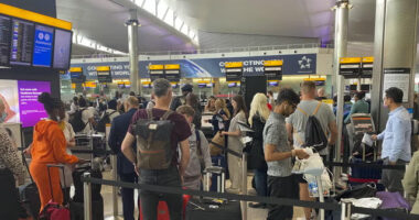 Óriási káosz a brit reptereken: országos szinten meghibásodott a légiforgalmi irányítási rendszer 8