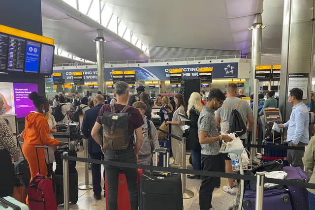 Óriási káosz a brit reptereken: országos szinten meghibásodott a légiforgalmi irányítási rendszer 3