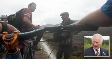 Károly királyba botlott egy csapat biciklis, aki egyedül sétálgatott a „semmi közepén”