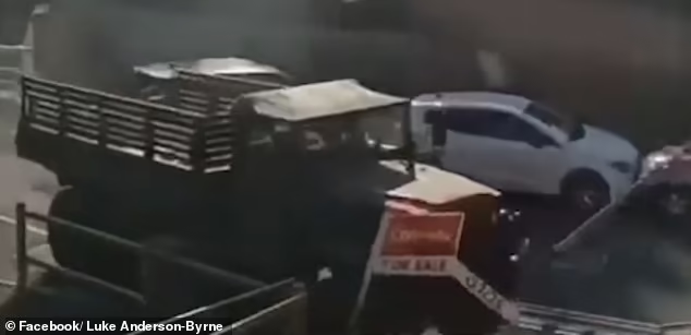Katonai teherautóval hajtott át több rendőrautón egy férfi Dél-Angliában 5