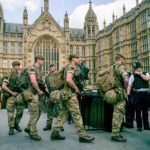 Katonák London utcáin: fegyveres alakulatokat vezényeltek a brit főváros számos pontjára