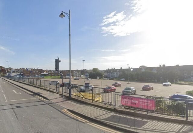 Gyalogosokat gázolt el egy autó Angliában, Kentben – egy 2 éves kisfiú életét vesztette