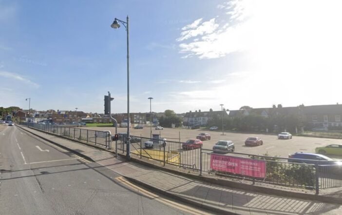 Gyalogosokat gázolt el egy autó Angliában, Kentben - egy 2 éves kisfiú életét vesztette Gyalogosokat gázolt el egy autó Angliában, Kentben - egy 2 éves kisfiú életét vesztette