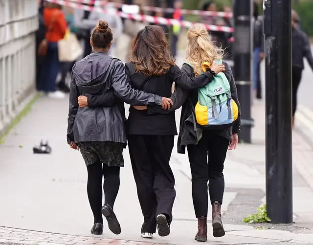 Az első képek a londoni buszmegállóban meggyilkolt lányról és további részletek is kiderültek a támadás kapcsán 6