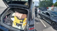 Megállítottak egy autót a rendőrök az autópályán Angliában, és két kisgyerek volt a csomagtartóban 1