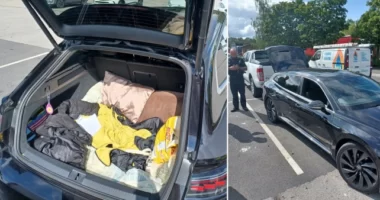 Megállítottak egy autót a rendőrök az autópályán Angliában, és két kisgyerek volt a csomagtartóban