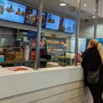 Acélrácsot kellett felszerelni az egyik angliai gyorsétteremben a pultra, annyira eldurvult a helyzet