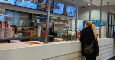 Acélrácsot kellett felszerelni az egyik angliai gyorsétteremben a pultra, annyira eldurvult a helyzet