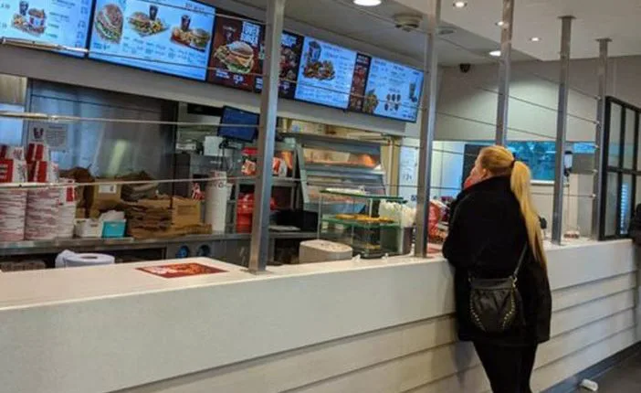 Acélrácsot kellett felszerelni az egyik angliai gyorsétteremben a pultra, annyira eldurvult a helyzet