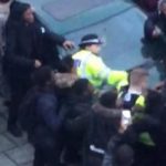 Előkerült a videó, amin a 30 iskolás leteríti a rendőrt Dél-Londonban