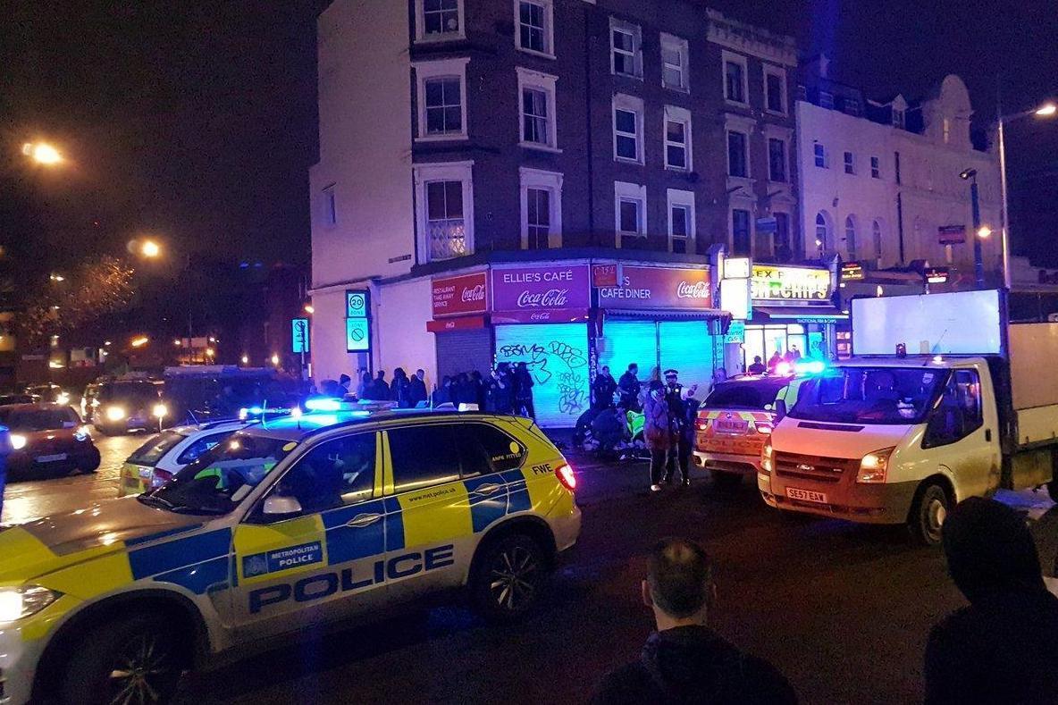 Forgalmas utcán lőttek agyon egy embert egy kávézó előtt Londonban 2