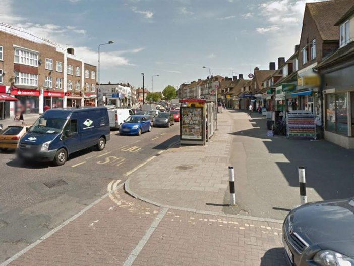 Lövöldözés volt a nyílt utcán egy metrómegállónál Észak-Londonban: 3 embert is eltaláltak 4