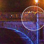 A levegőben kapta el a londoni hídról ugró nőt a hős rendőr