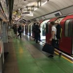 Új szabályt tesztelnek a londoni metrómegállókban, ami sok metrózót kiakasztott