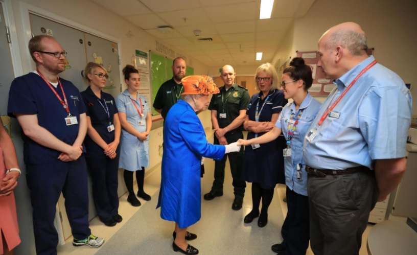 Az angol királynő személyesen látogatta meg a brit terrortámadás áldozatait 5