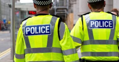 Kirúgtak egy rendőrt Angliában, aki titokban egy kávézóban dolgozott teljes fizetés mellett