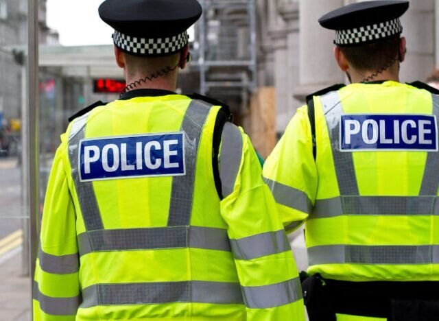 Kirúgtak egy rendőrt Angliában, aki titokban egy kávézóban dolgozott teljes fizetés mellett