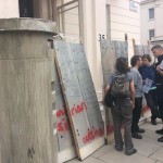 Tüntettek az angliai magyarok a londoni nagykövetség épülete előtt