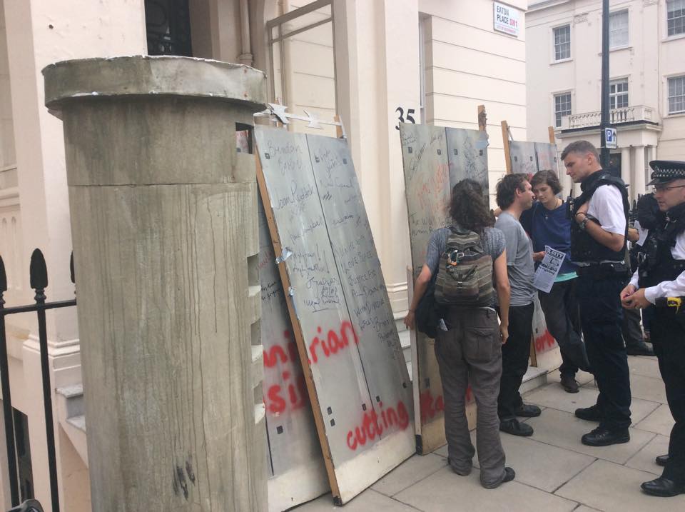 Tüntettek az angliai magyarok a londoni nagykövetség épülete előtt 2