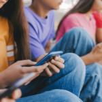 Komoly bejelentés: korlátozzák a közösségi médiát a 16 év alattiaknak az Egyesült Királyságban