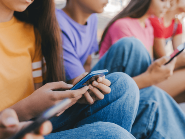 Komoly bejelentés: korlátozzák a közösségi médiát a 16 év alattiaknak az Egyesült Királyságban