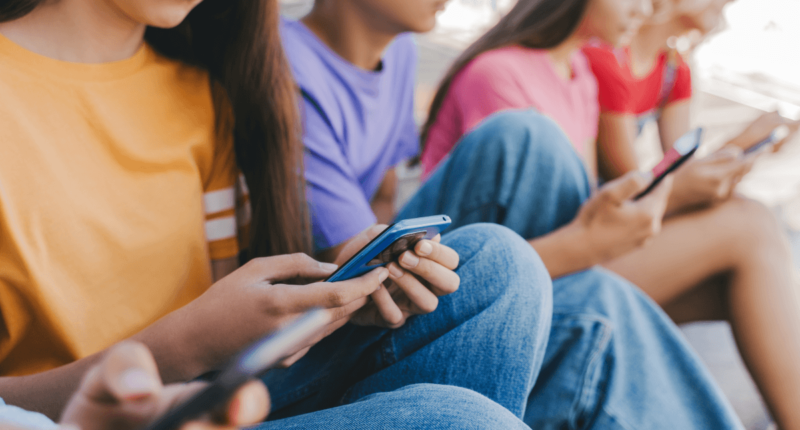 Komoly bejelentés: korlátozzák a közösségi médiát a 16 év alattiaknak az Egyesült Királyságban
