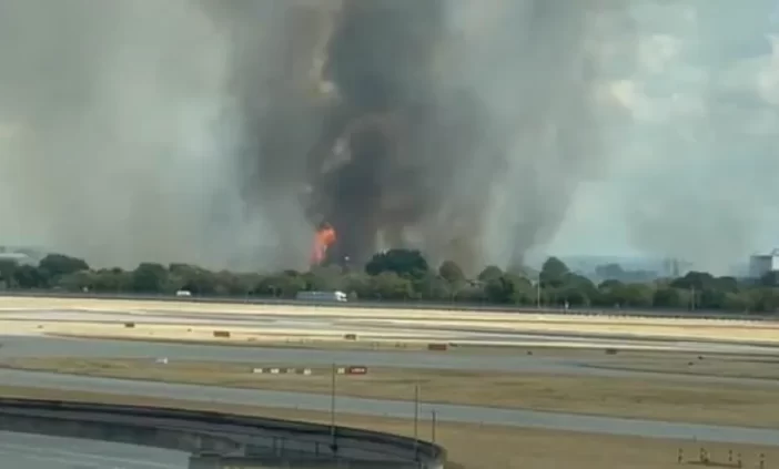 Tűz ütött ki Nagy-Britannia legnagyobb repülőtere mellett 4