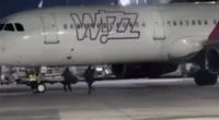 „Várjatok meg!” – két román férfi a kifutópályán próbálta megállítani a Wizz Air gépét