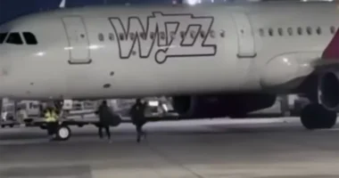 „Várjatok meg!” – két román férfi a kifutópályán próbálta megállítani a Wizz Air gépét