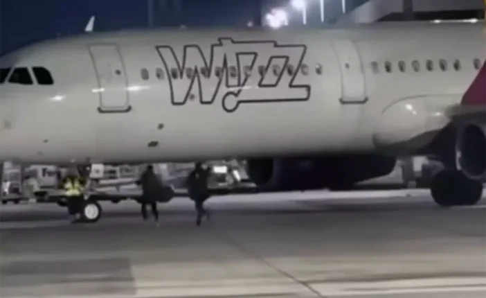 „Várjatok meg!” – két román férfi a kifutópályán próbálta megállítani a Wizz Air gépét