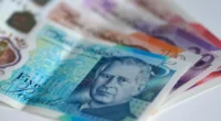 Közzétették a brit kormány megszorításait - 3,2 millió család fog átlagosan évi 1 720 fontot veszíteni