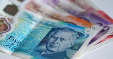 Közzétették a brit kormány megszorításait - 3,2 millió család fog átlagosan évi 1 720 fontot veszíteni