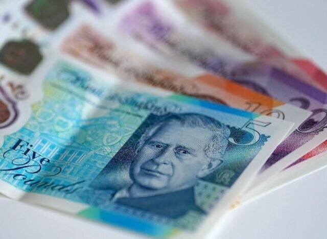 Közzétették a brit kormány megszorításait – 3,2 millió család fog átlagosan évi 1 720 fontot veszíteni