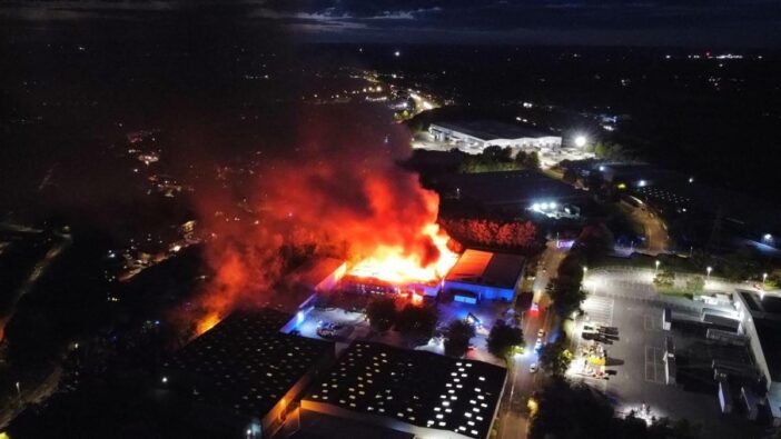 "Olyan volt, mint egy vulkánkitörés" - óriási robbanás és tűz Dél-Angliában, Swindonban