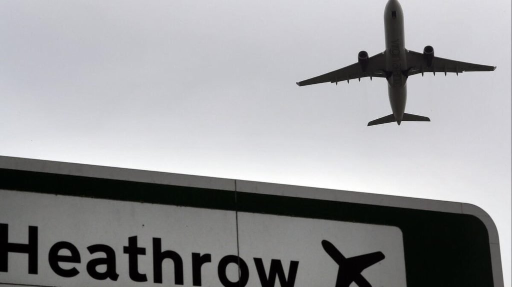 Káosz a brit repülőtereken: leálltak a felszállások Heathrow-n és Gatwicken egy technikai hiba miatt Káosz a brit repülőtereken: leálltak a felszállások Heathrow-n és Gatwicken egy technikai hiba miatt